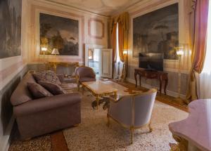 a living room with a couch and a tv at Ca' Bonfadini Historic Experience in Venice