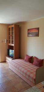 Posteľ alebo postele v izbe v ubytovaní OKKER Apartman
