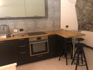 cocina con encimera, fregadero y fogones en Riomaggiore Appartamenti, en Riomaggiore