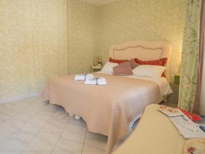 1 dormitorio con 2 camas y toallas. en Levre de Cuppi, en Monterosso al Mare