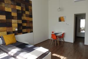 1 dormitorio con 1 cama y 1 mesa con sillas en Frank & Fang Apartments MK7 en Budapest