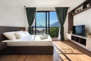 um quarto com uma cama e uma janela grande em Magical View em Kotor