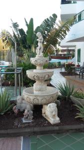 a fountain in the middle of a courtyard at Canarian Havaii en Faluas in Playa del Ingles