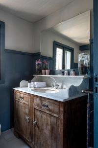 阿爾阿茲的住宿－La Maison des Cèdres，一间带水槽和镜子的浴室