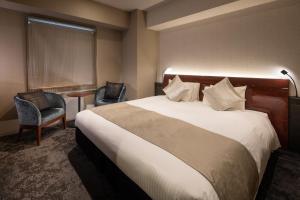 Postel nebo postele na pokoji v ubytování Daiwa Roynet Hotel Nagoya Taiko dori Side