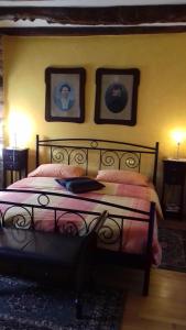 1 dormitorio con 1 cama con 2 cuadros en la pared en Apartmaji pri Živcovih, en Dutovlje