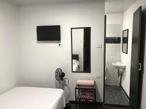 sypialnia z łóżkiem, umywalką i lustrem w obiekcie Residencias la Marquesa 2 w mieście Manizales