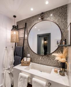 Gallery image of Amelot Art Suites in Fira