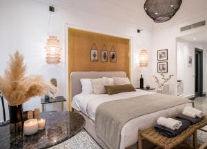 - une chambre avec un grand lit et une table dans l'établissement Amelot Art Suites, à Fira