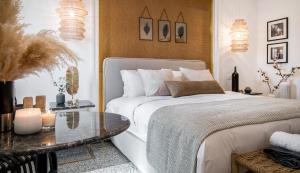 Ένα ή περισσότερα κρεβάτια σε δωμάτιο στο Amelot Art Suites