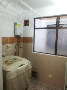 a hospital room with a table and a window at Ven a disfrutar de una maravillosa estadía in Sabaneta