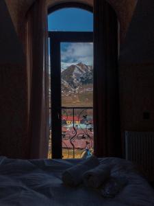 Rúm í herbergi á Toliketi Kazbegi