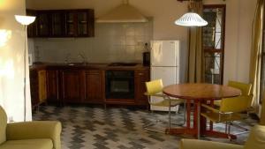 Η κουζίνα ή μικρή κουζίνα στο Slipway Mathra Service Apartments