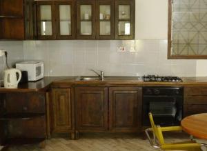 Η κουζίνα ή μικρή κουζίνα στο Slipway Mathra Service Apartments