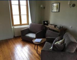 - un salon avec deux canapés et une table dans l'établissement Le Grand Arbre, à Bayeux