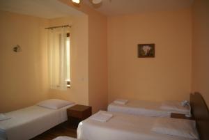 Giường trong phòng chung tại Hotel Prokocim