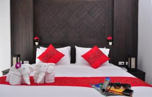 Postel nebo postele na pokoji v ubytování Patong Princess Hotel