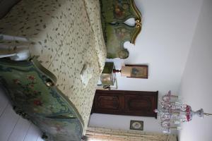 una camera con letto e cassettiera di Villa Olevano ad Ascona