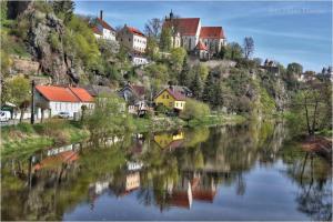 eine Stadt auf einem Hügel neben einem Fluss mit Häusern in der Unterkunft Chalupa Bechyně in Bechyně