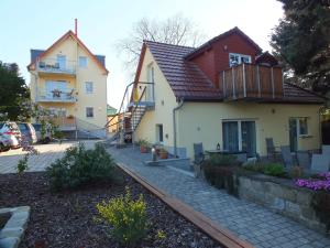 una casa con balcón en la parte superior en Ferienobjekt beim Steinmetzen en Radebeul