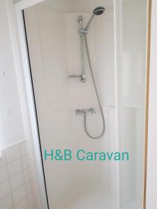 Bilik mandi di H&B Caravan on Marine Holiday Park