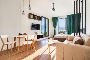 uma sala de estar com um sofá e uma mesa em Magical View em Kotor