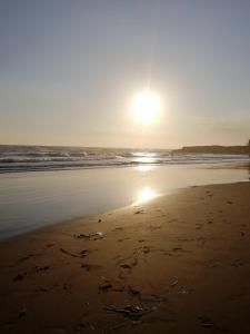 カヴァ・ダリーガにあるCava's Homeの海上日の昇る海岸