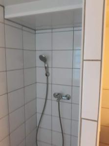 een douche met een douchekop in de badkamer bij Ben & line in Mers-les-Bains