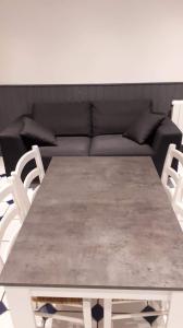 ein Wohnzimmer mit einem Tisch und einem Sofa in der Unterkunft Ben & line in Mers-les-Bains