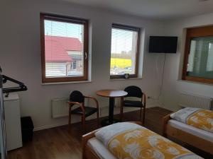 een slaapkamer met een bed en een tafel en stoelen bij Ferienhaus Schiffer in Göttingen