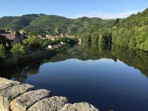 - Vistas al río desde un puente en Le Gite d'Emilie, en Entraygues-sur-Truyère