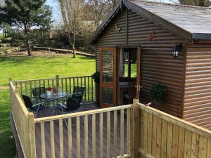 Gallery image of Cosy dog friendly lodge with an outdoor bath on the Isle of Wight in Whitwell