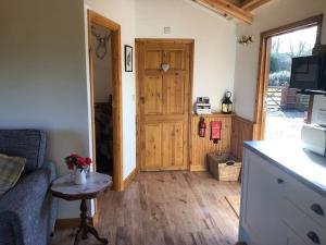 Whitwell的住宿－Cosy dog friendly lodge with an outdoor bath on the Isle of Wight，相簿中的一張相片