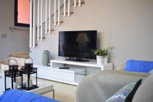 Televízia a/alebo spoločenská miestnosť v ubytovaní TC Bahía Meloneras