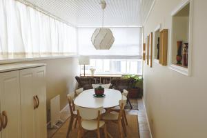 uma cozinha e sala de jantar com mesa e cadeiras em APA 12 em Espinho