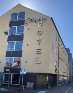 un edificio con un cartel en el costado en Hotel Göingehof, en Hässleholm