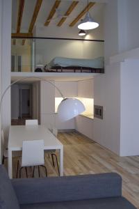a living room with a table and a bunk bed at NWT Central Station Apartments in Valencia