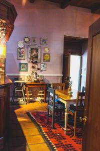 comedor con mesa de madera y sillas en Pontac Manor Hotel & Restaurant en Paarl