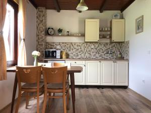 Virtuve vai virtuves zona naktsmītnē Wooden house Nela near Plitvice Lakes