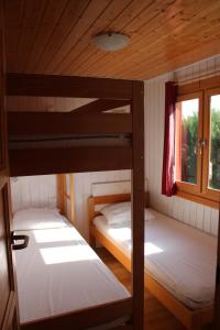 Postel nebo postele na pokoji v ubytování Camping Familial paisible avec piscine, mobil home , chalet, Studio & emplacement nue
