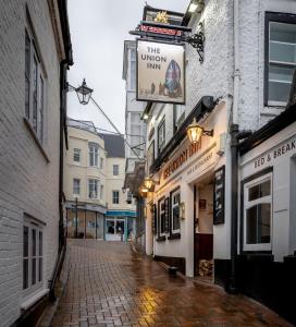 una calle de la ciudad vacía con un cartel para la posada del sindicato en The Union Inn, en Cowes