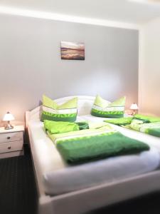 ビンツにあるVilla Leancaのベッド2台 緑の枕付きの部屋