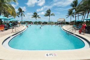 好萊塢的住宿－Miami Hollywood Condo With Pool and Partial Ocean View 003-21mar，度假村的游泳池,里面的人