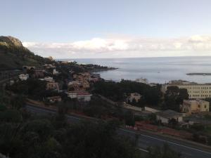 widok na miasto i ocean z wzgórza w obiekcie Casa Nonnona w mieście Palermo