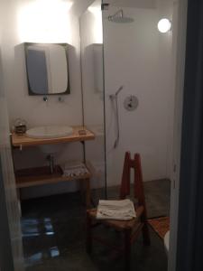 y baño con ducha, lavabo y espejo. en Casa Nonnona en Palermo