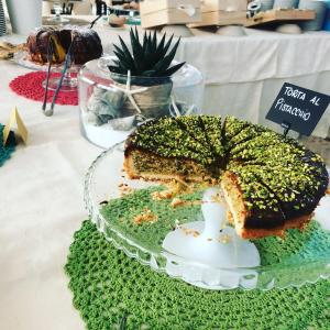 Hotel Lux في تشيزيناتيكو: كعكة على صحن زجاجي على طاولة