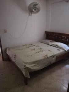 Rincón的住宿－Casa Madrigueña，卧室内的一张床位,配有风扇