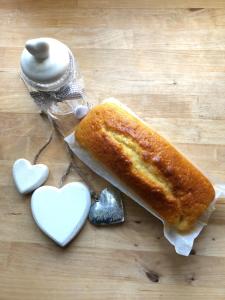 Hotel Lux في تشيزيناتيكو: قطعة خبز وثلاث قلوب على طاولة