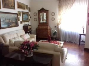 un soggiorno con divano e tavolo di Casa Meriva a Napoli