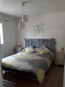 um quarto com uma cama com um sinal de borboleta na parede em Lili em Céret